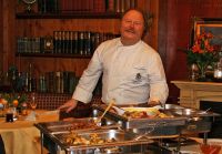 Peter Wolf vom Hotel Restaurant Burg-Klause verwöhnte die Teilnehmer des „vergnüglichen Abends“ mit einem raffinierten Buffet.